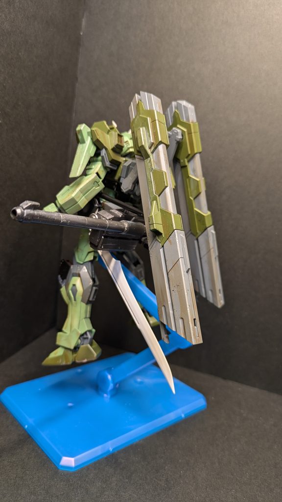 追加武装は腰にマウントできます