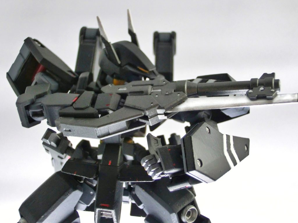 今回専用ハンドガンのマガジン部（？）を片方だけ別パーツ化このようなマガジン交換ポーズを出来るようにしています…がマガジンのサイズが手のサイズに合ってないので、もし次回以降同様の工作をするなら要改善ですね