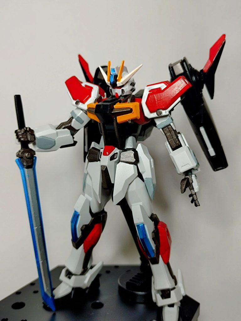 正面(シルエットブースターあり)両肩のクリアパーツはイメージと違ったので外してます。頭部と脚部のクリアパーツは剣に合わせてメタリックブルーで塗装。