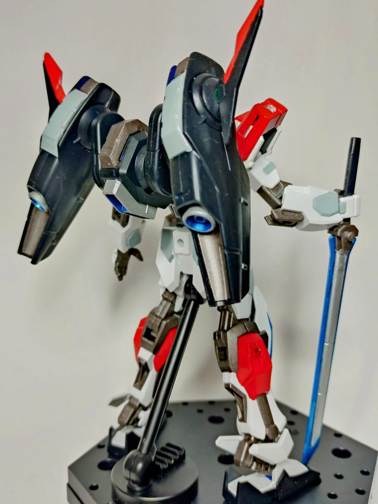 背面(シルエットブースターあり)エクシードジョイントを間に入れることでHGミラソウル社製フライトユニットをカンタン取付。問題は腰部ジョイントが緩いのか、ソリ腰気味な姿勢になりやすいこと。