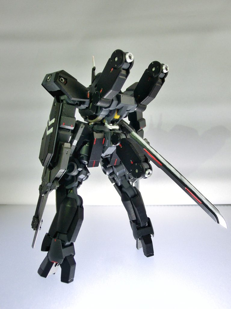 今回の本体改造部分は・アンテナ、近接武器のシャープ化・太もも部の装甲の合わせ目消し＆後ハメ加工・脹脛部の装甲の合わせ目消し＆後ハメのための分割になります