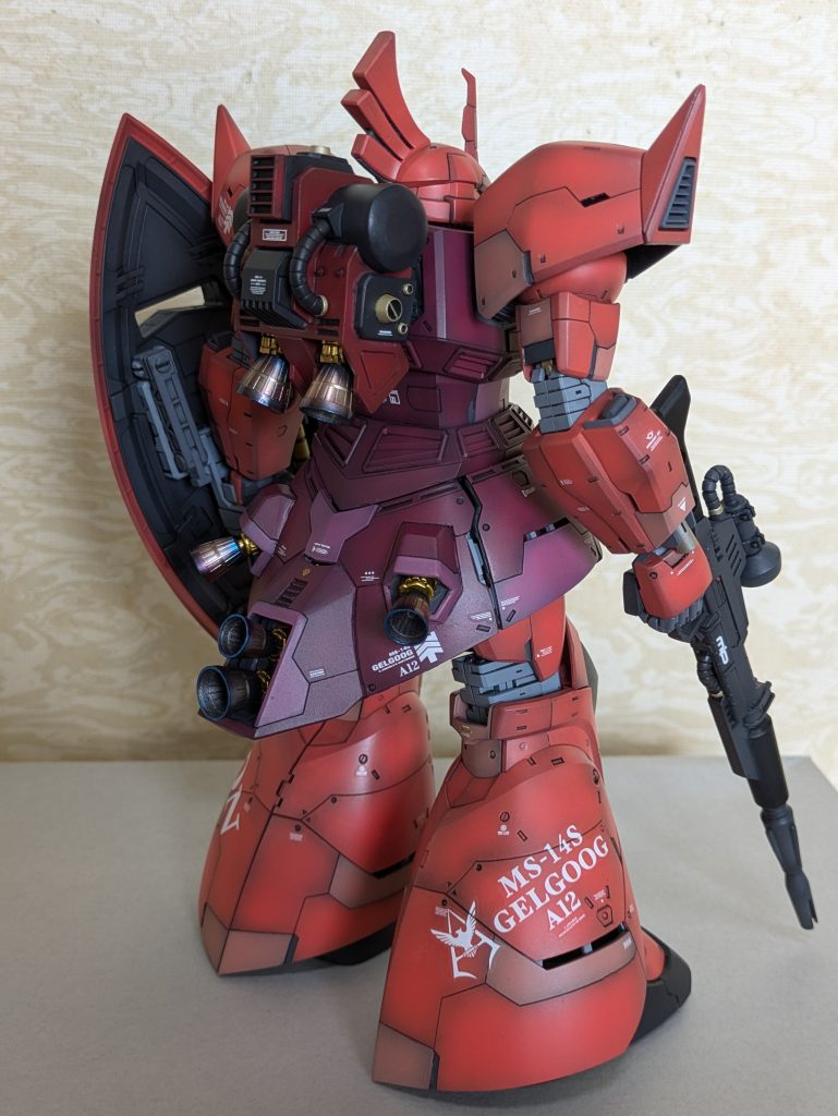 ランドセルはゲルググCの物を改造。本来2×2のバーニアは推力が低そうに見えたので、大きいのを2個にしました。