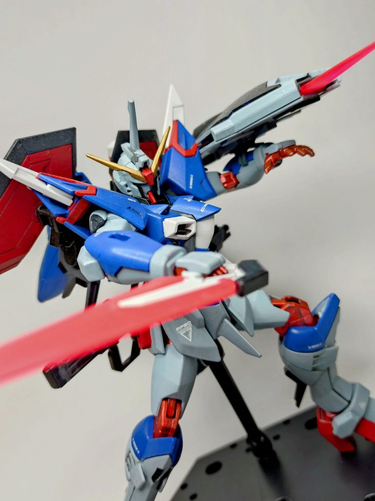 ビームブーメラン・ビームブレイドクリアパーツは蛍光ピンクで塗装。本体が暗めの配色なのでアクセント効果もあったりなかったり…