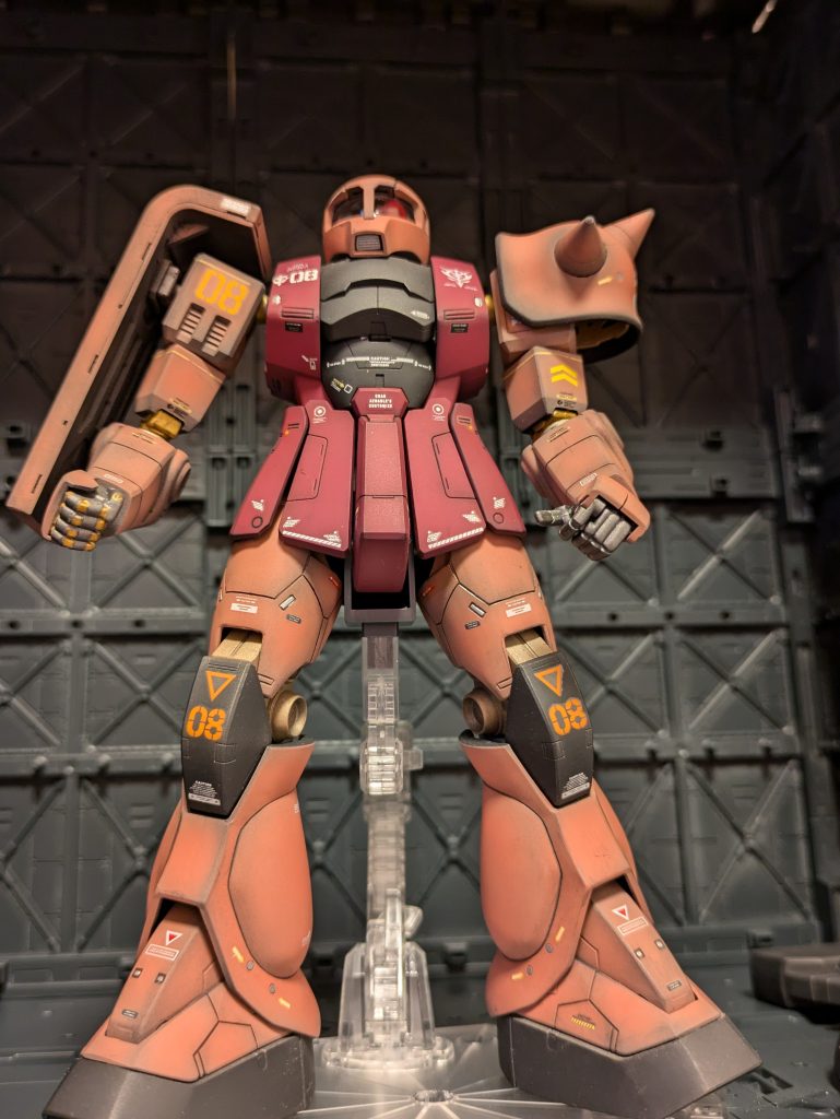 余剰パーツのVer2ショルダーアーマーに交換右肩はシン・マツナガ機から始めからパネルラインが引かれてますジョニーライデンでは参考にしましたザク1はシンプルで好きな機体です以上ですありがとうございました(^^♪