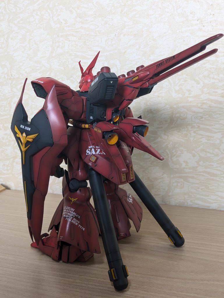 シールドのネオジオンのエンブレムはプラ板から削り出しです。