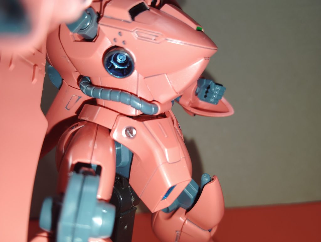 胸部のディテールを消し飛ばしてケンプファーの様なバーニアを追加。