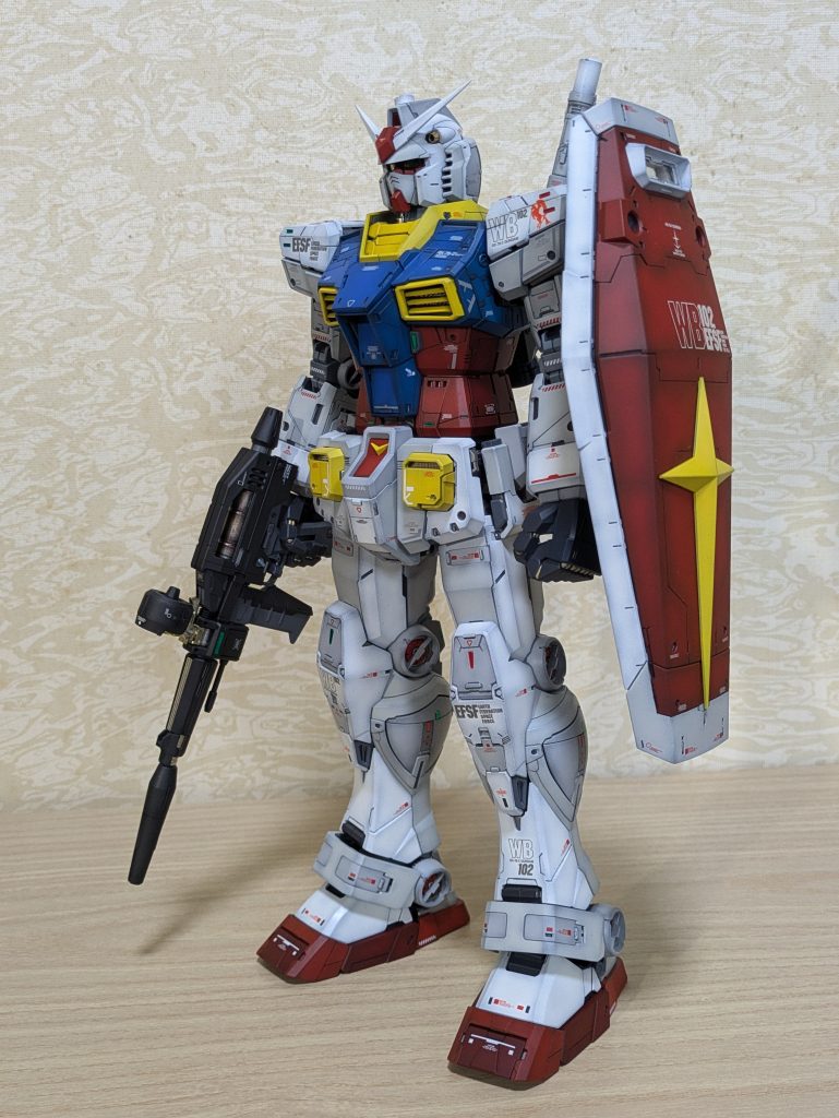 UNLEASHEDのシールドは下部の白い所の面積が大きいのでスジ彫りとモールドを入れ赤く塗りました。