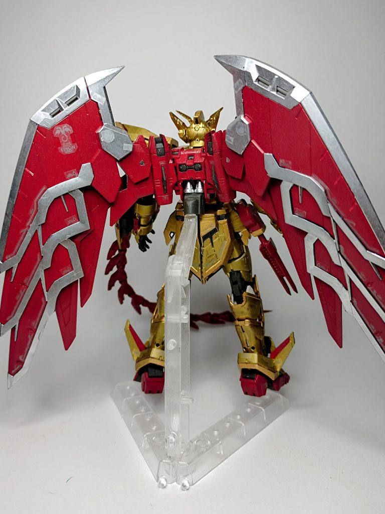 背面（装備あり）とにかくスペースを使う大型ウイング。せっかくなのでRG付属のデカールもすべて貼ってます。
