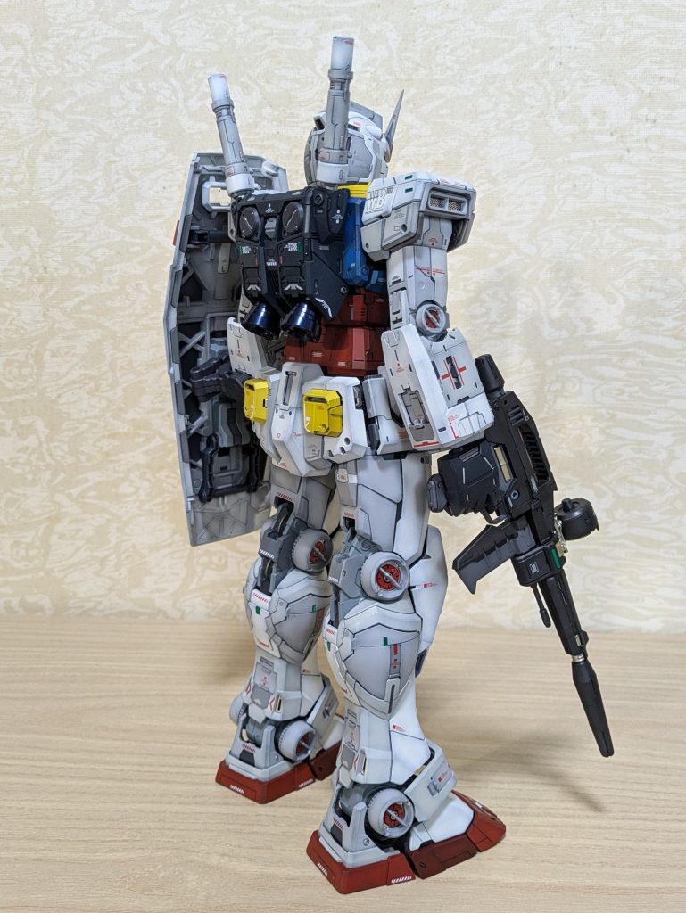 うろ覚えなんですが、昔のガンダムは腕、膝、足首の丸いパーツの中は赤くなかったですか?赤く塗った記憶があるのですが…(勘違いだったのかなぁ)