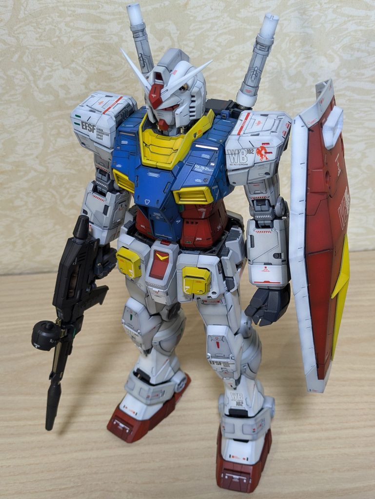 肩のドーム状のパーツは切り取りプラ板で穴を塞ぎました。
