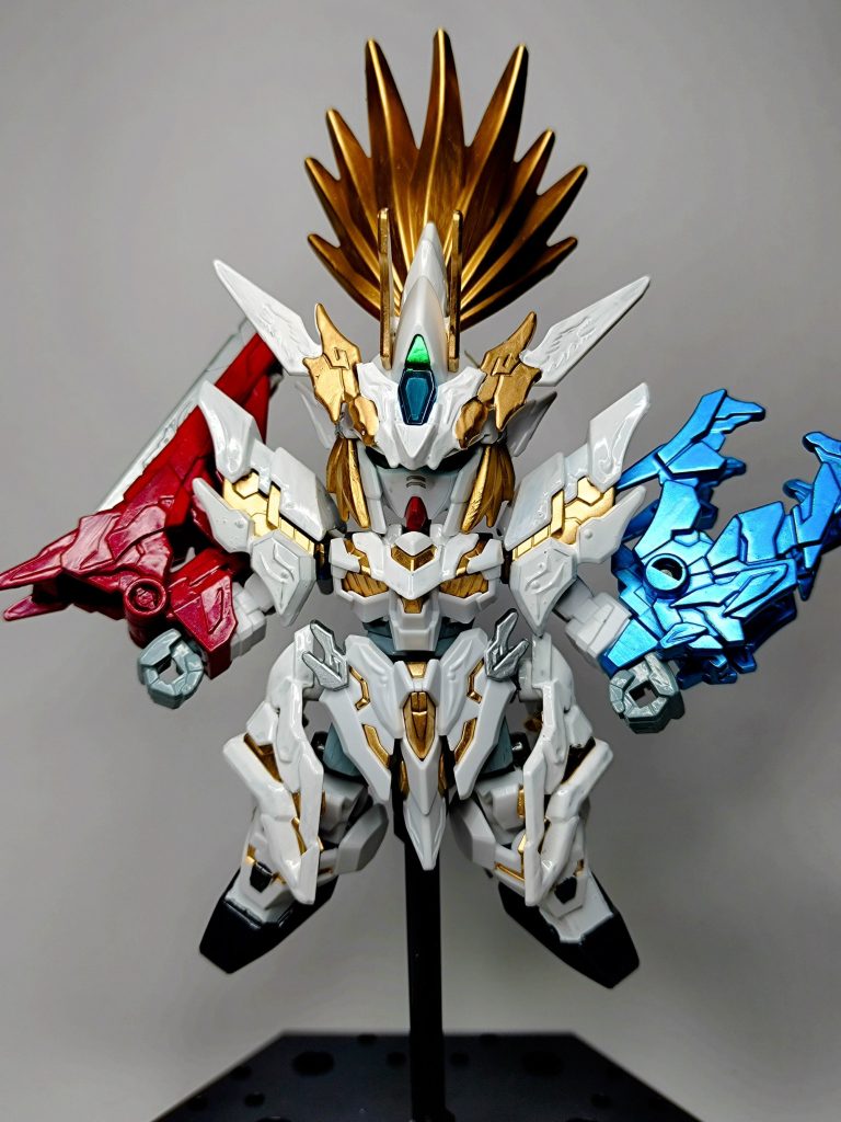 正面ユニコーンらしさを残したかったので全体の配色は統一し、武装だけメタリックに仕上げています。髪の毛はレッドゴールドです。