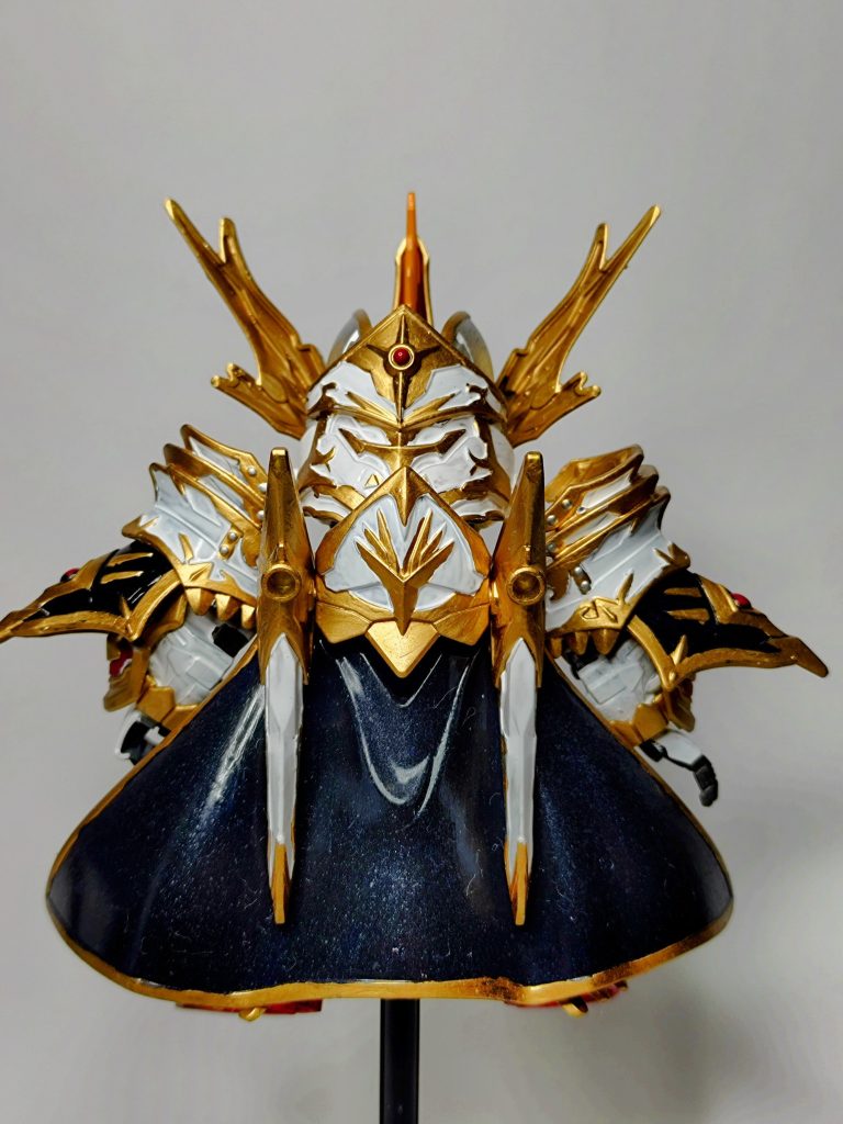 背面（マントあり）BB戦士のときは説明書から切り取った紙のマントか折り紙で作ったオリジナルだったのにこんなに立派なマントが付いています…