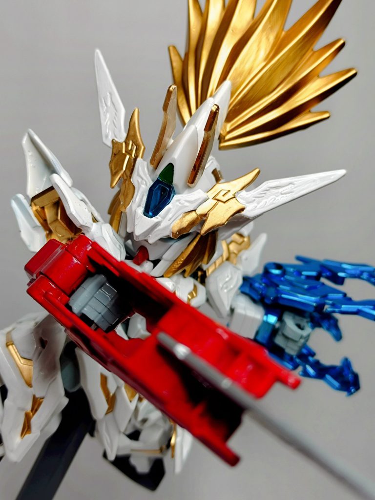 「天衝一閃!超絶龍破斬!」昔に比べて動くとはいえ、SDガンダムの稼働域ではポージングが似たりよったりになります。