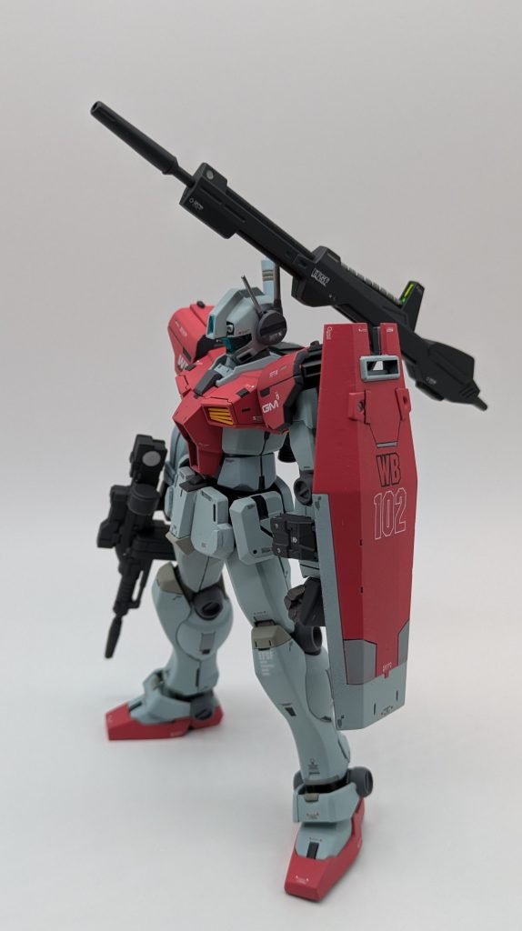 シールドもオリジンのものを使用してます。あえてのディテールダウンをして代わりにスジボリラインに合わせて塗り分けしています。