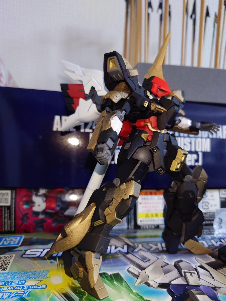 当初、バックパックのウイングも白でした。シルエットがブレるので今の赤黒に変更。