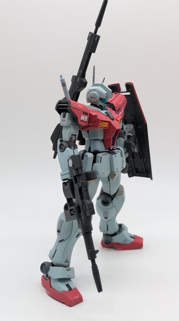 シールド裏やスカート裏、ショルダー裏はエナメル塗料を使い塗り分け知てます。また胸部のダクトはスクラッチし作成してます。