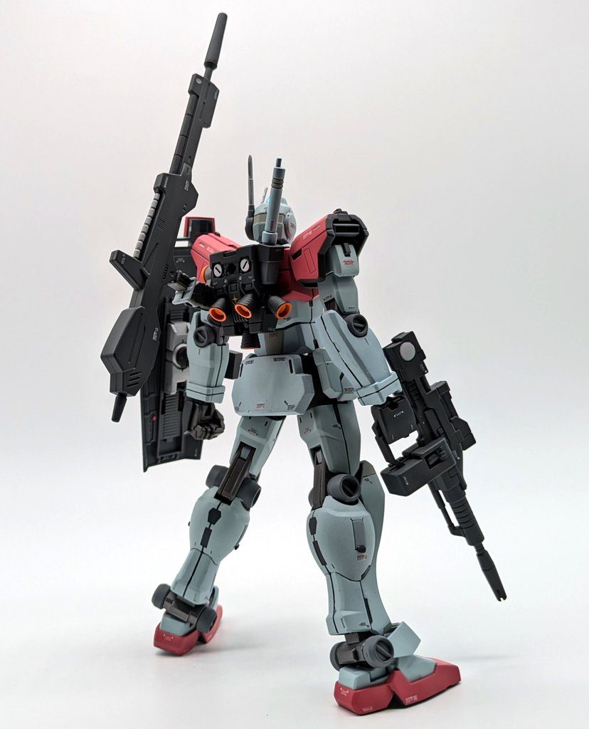 バックバックはオリジンジムのものをミキシング。対艦ライフルはジャンクパーツを使用しています。