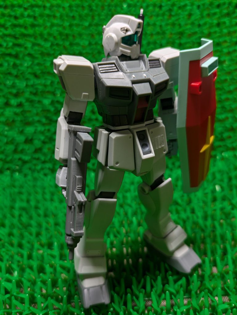 頭部バルカンを金属パーツに置き換えました。股間の連邦マークが入っていたところはパーツ紛失でウェーブ発売の別物に変更。銃も他のヤツだと思うのですが、もはやわかりません。