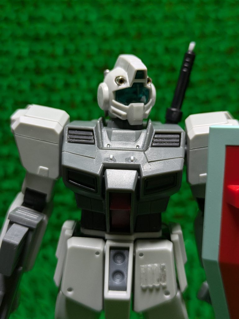 頭部アンテナは破損していましたので、金属に置き換えてアンテナではなくなっています。胸にスジボリを追加したり、プラチップを追加したり情報を増やしていきます。やっぱりバルカンの印象が強いですね。