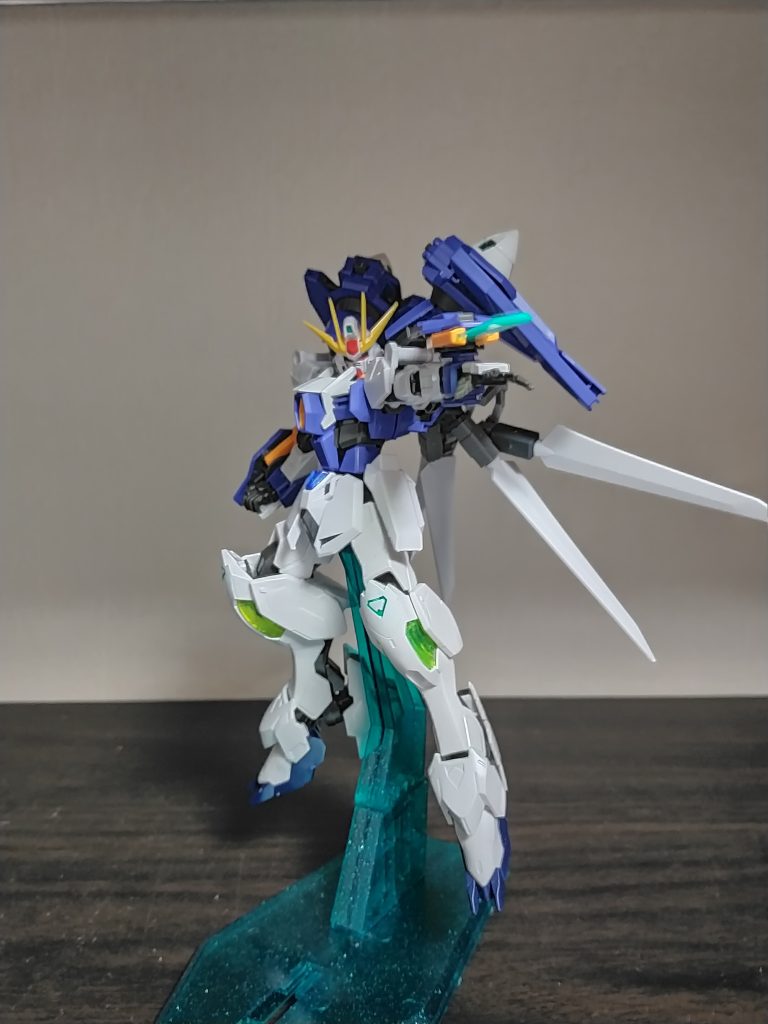 GNブレイサーフルドライヴガンダムリベルタスと同じ武装。この機体を操っている人物は、右側のGNブレイサーをシールドとして使用している。