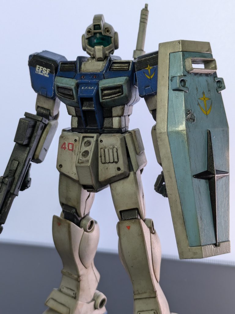 正面から一枚。最近のキットは細かいところまで作られていて組み上げるだけで格好良く完成しますが、反面パーツも多く仮組するだけでも大変で、作るのに気合が必要になっているように感じます。少し前のキットを気楽に作って好きな個所に手を入れるくらいの気楽さが僕にはちょうどいい。パーツのエッジをもう少し鋭くできるように腕を上げていきたいですね。