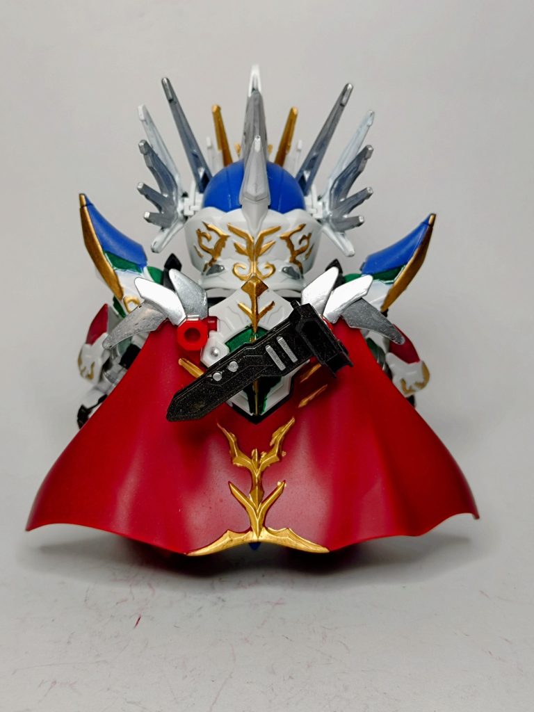 背面（マントあり）マントは裏地をミッドナイトブルーにしたことで本体のレッドよりも深めの印象になりました。ソードマウントはガンメタルに変更してます。