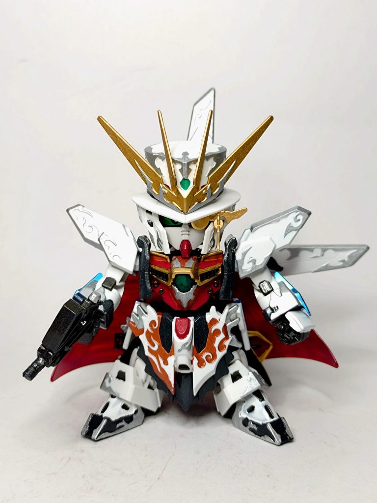 正面フロントスカートはメタリックレッドとゴールドを調色してメタリックブラウンぽく塗り分けてます。アイグラスはゴールドに変更。こっちのほうが怪盗っぼいでしょ?