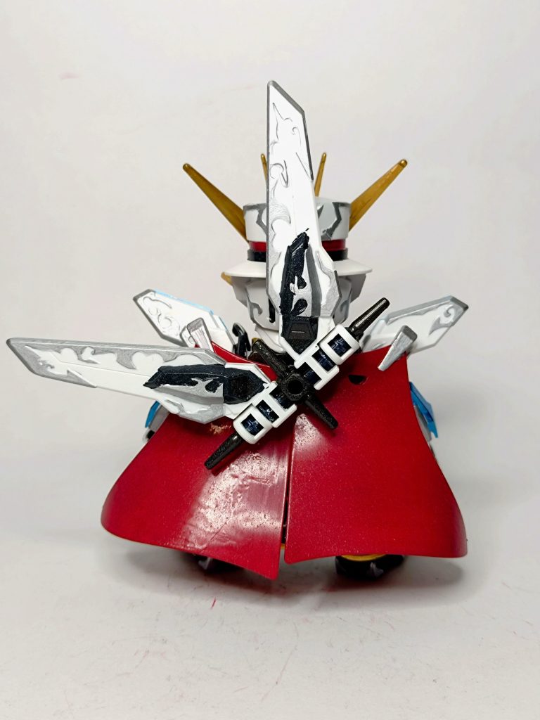 背面(マントあり)白いタキシードの怪盗のように白いマントにしたかったのですが上手く発色しなかったためレッドで塗り直しました。