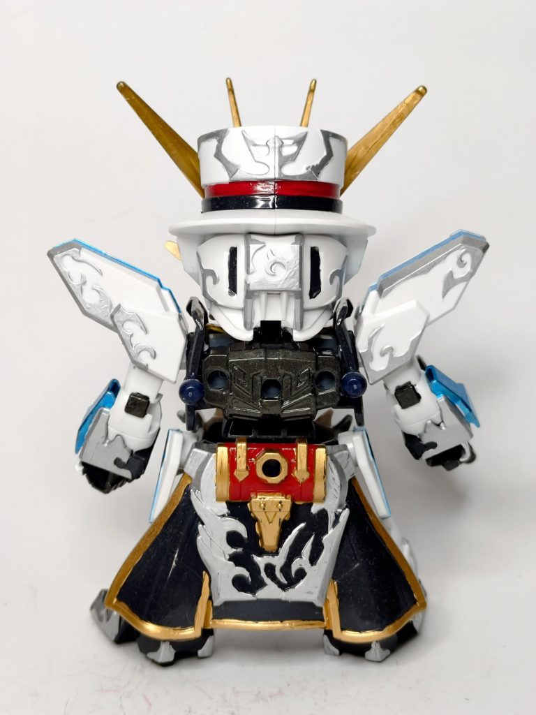 背面(マントなし)リアスカートに付いている宝箱っぽいポーチはドラクエイメージ。リアスカートは単調になりそうだったのでホワイトにしてます。ま、見えないんだけどね