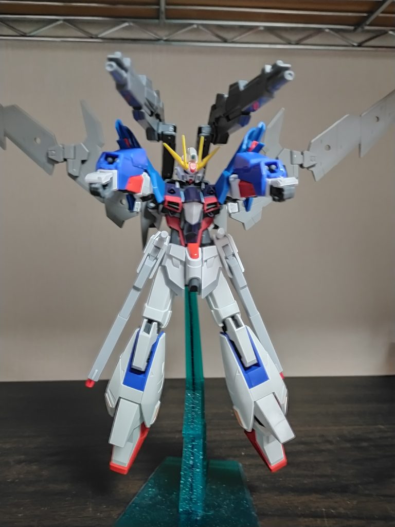 アトミックグレネード腕部のマガジンから発射されるグレネード。核エネルギーが使用されている。リニアビームキャノンビームを高速で発射するレールガン。発射されたビームの時速は260km。