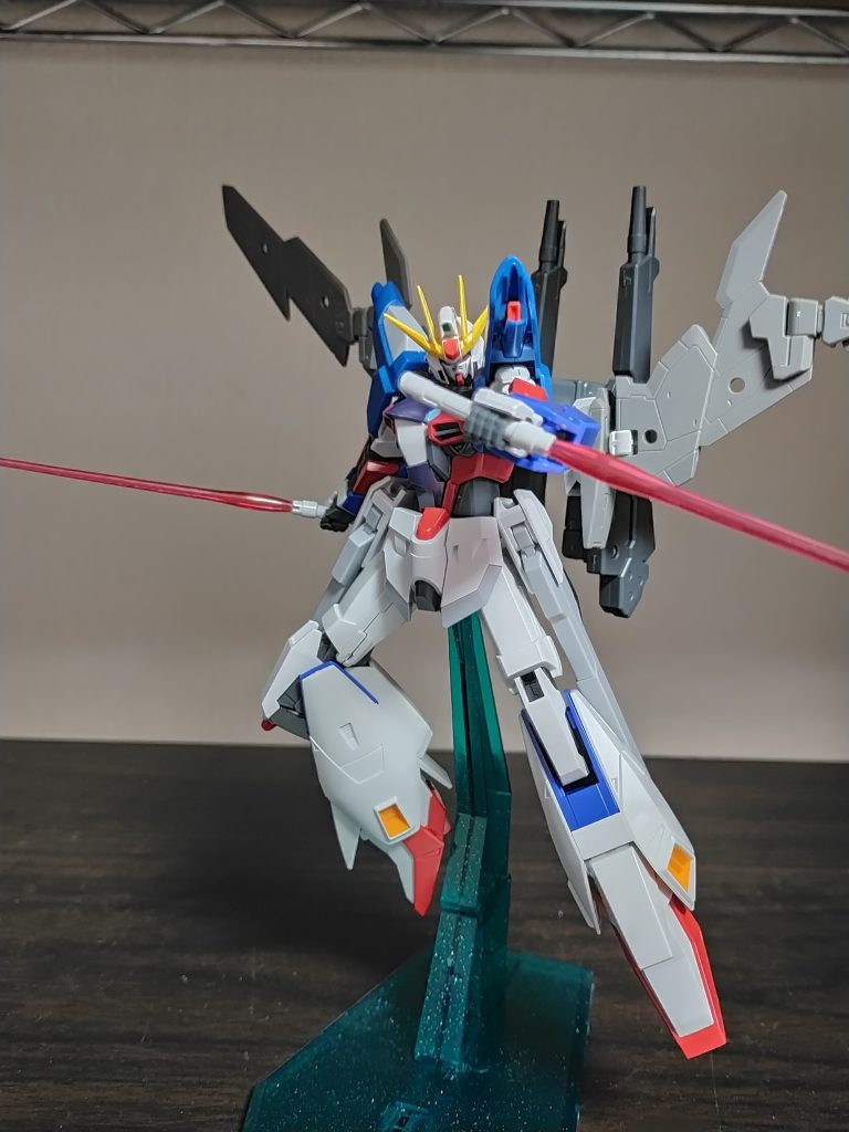 ビームサーベルリベルタリベルタスガンダムが装備しているものと同様のものを装備している。