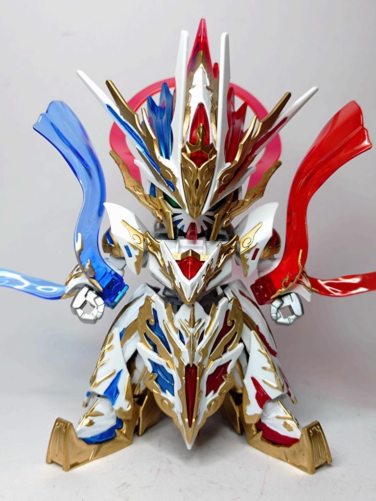 正面足のデカさと特徴的なリアスカートのおかげで安定感バツグンの立ち姿。その分、腕部がほとんどポージングできない…