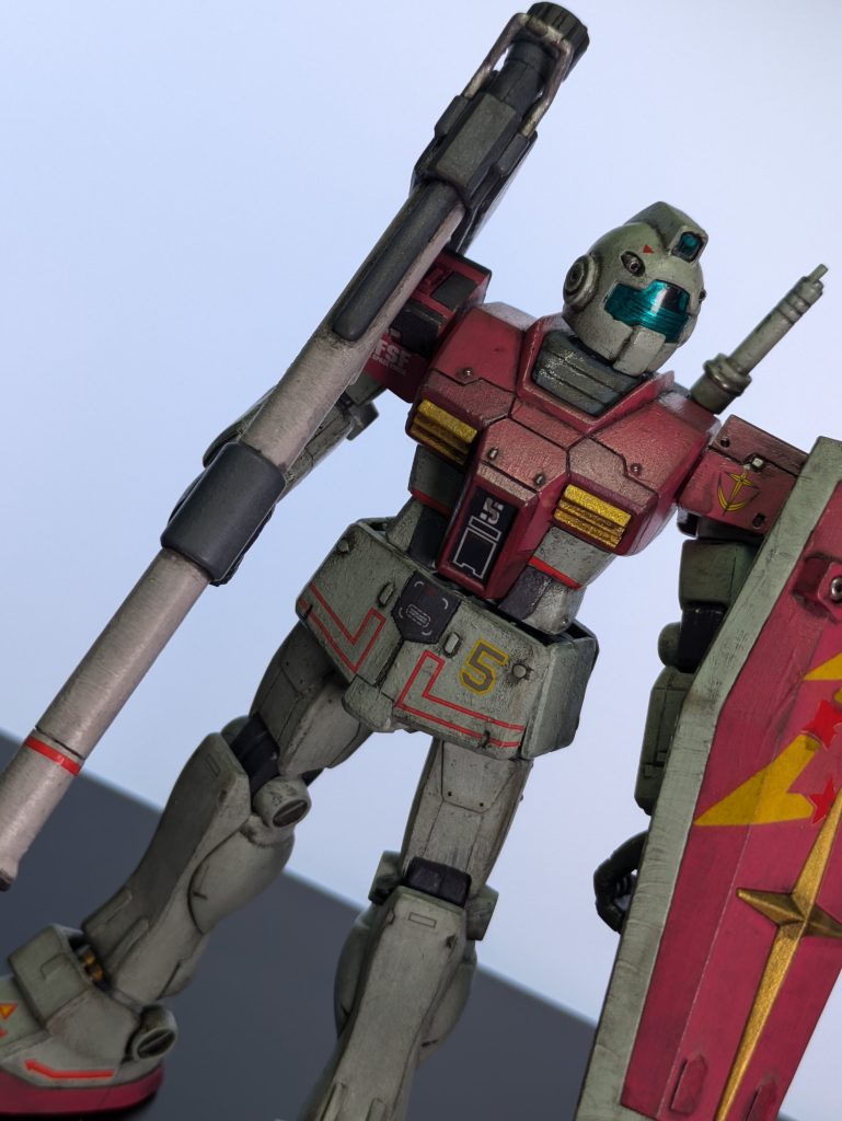 武装をガンダムバズーカに持ち替えです。ジムにもバズーカは良く似合います。スジボリや色の塗り分けデカールなどで各パーツの面が間延びして見えないようにしています。