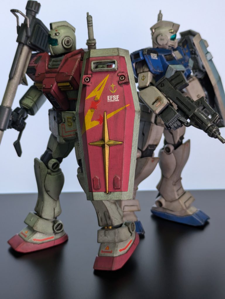 前に作ったジム寒冷地仕様と一緒に1枚。赤と青の対比が良い。量産機は自分の好きに作っても、カスタム機として本当にありそうな感じがワクワクします。