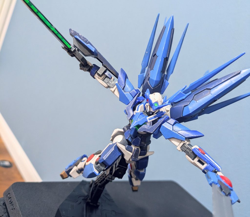 本家のライガーゼロは剣を持つとオレンジですよね。イエーガーは剣でもなく銃でもなく爪で戦うというね‥