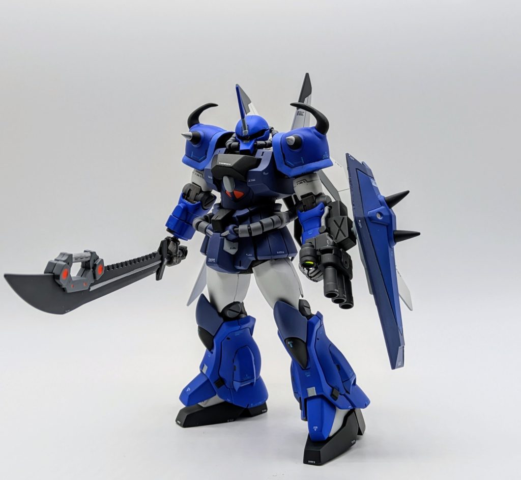 胸部パネルの大型化、肩部スパイクの延長、太ももを3ミリ延長、つま先を2ミリ延長しプロポーションを変更しています