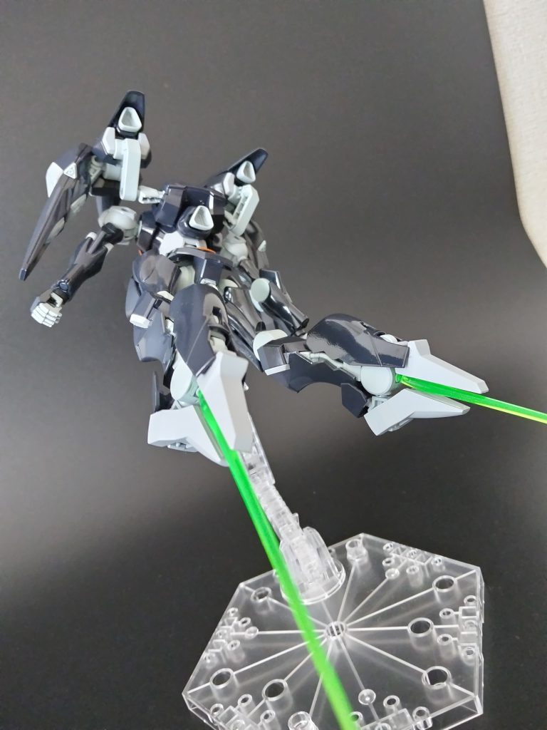 さりげなく放たれる足先ビーム。劇中だと足を閉じた状態で撃ってましたが足の根元に銃口があるという解釈でいいのかなぁ。