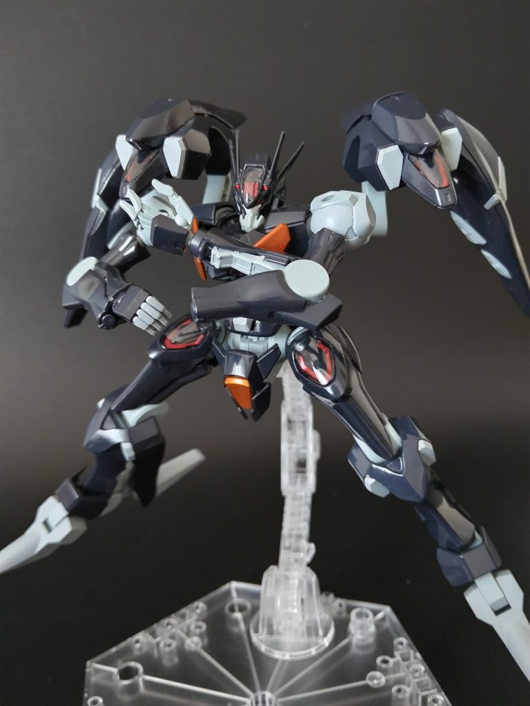 サーベル抜刀。塗膜に傷がつきそうだったのでサーベルアクションは諦めました。コラキも同様。塗装レシピは下に書いてますが白とフレーム部分はもう少しメリハリ付けるべきだったのが一つ反省点でした。