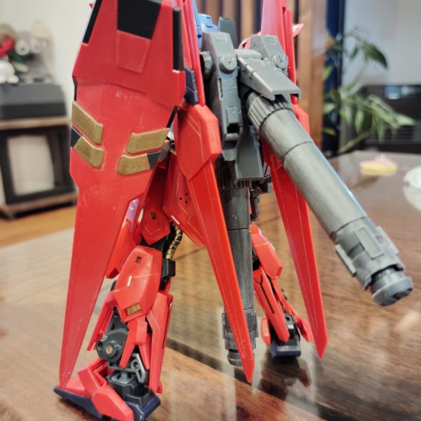 閲覧ありがとうございます！先日のデルタガンダムの続きです！武装類を追加しましたデルタプラスの腕にシールドがそのまま接続できず結構苦労しましたまた、ビームライフルの破損が激しかったので、またもやコトブキヤのMSGに差し替えましたスケール感はちょうどよくグリップの調整だけではまりましたまた、すねのシリンダーを差し替えてみましたコトブキヤ様、大変、お世話になってます今回のディテールアップはここまでにします次回よりサフを吹いていきます今日はここまでです（5枚目）