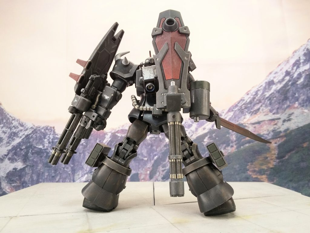 左右のガトリングシールドは入れ替え、持ち替え可能。ふつーのグフカススタイルにも換装できます。一つアピールポイントは、上の6・7コマ目(ジムのサーベルを盾で受ける)なんですが、めちゃくちゃ腰ヒネってます。ノーマルはここまで回りません。腰の内側を削って回転可動域を広げ、それに伴って腰のパイピングを変えています。簡単に出来てポージングが劇的にキマるようになるのでオススメです。(ちょっとやり過ぎて360°回るのは秘密w) ちなみに、どーでもいい蛇足誰得ネタですが、彼がコクピットで聴いていた曲はEtarnal Tears of Sollow の “Sweet Lilith of my Dreams” です。今回のキャラ設定やシーンを考えている間、イメージ曲として頭の中で回していましたw