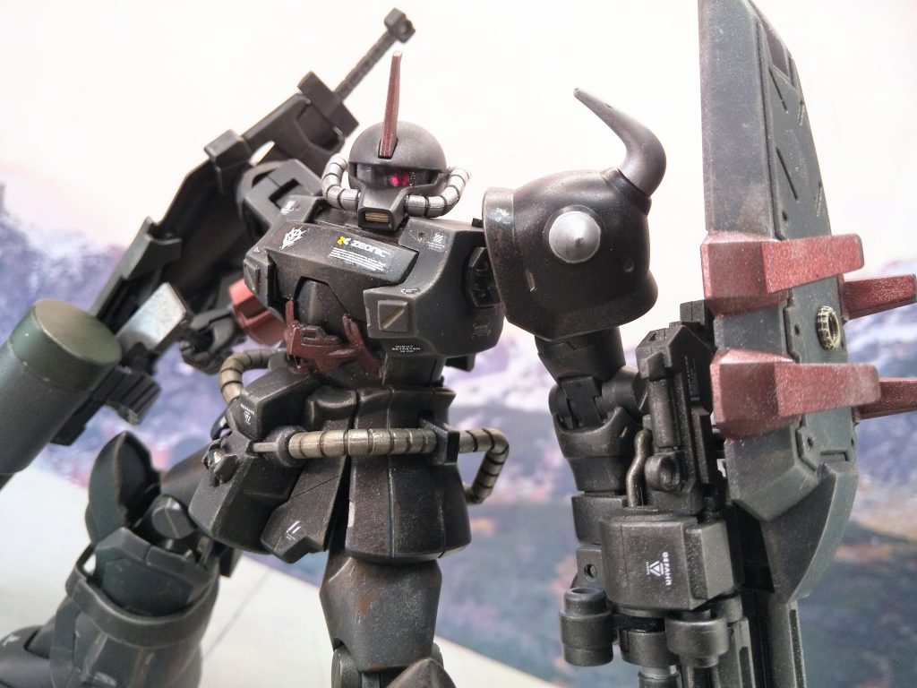 というわけで。実は半年前に完成していたグフカスタムです。個人的にはグフカスってもう一息インパクトが欲しいと思っている機体で、(あくまで一年戦争という時代背景に照らし合わせて)ヤリ過ぎない範囲で盛ってみたいという想いを形にしてみました。ミックス材料は鉄血のウヴァル、FAユニコーン、F2ザク。ガトリングシールドを右腕に持ち替えるだけでグフカスタムの固定観念を崩せるかな?と思った所から、足して足して引いてこの形に落ち着きました。初期案では肩にもミサイルとか積んでましたが、ゴチャゴチャし過ぎでコンセプトがボケてる感じだったのでボツに。ほぼ剥き出しなコクピットにも思う所があったので、装飾的なアーマー(ウヴァルの顔パーツ)で覆いました。