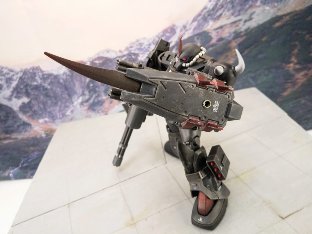 ヒートロッドはオミットしましたが、ソードは手持ちも出来るし左腕シールドに挿し込む事も可能。むしろこの銃剣スタイルを基本にしたら強いんじゃね?w腕を盛りすぎて下半身が寂しかったので、F2ザクのミサイルポッドをパクって装備。ザクとグフ、脚の形が殆ど同じなので無加工でネジ込めてます。