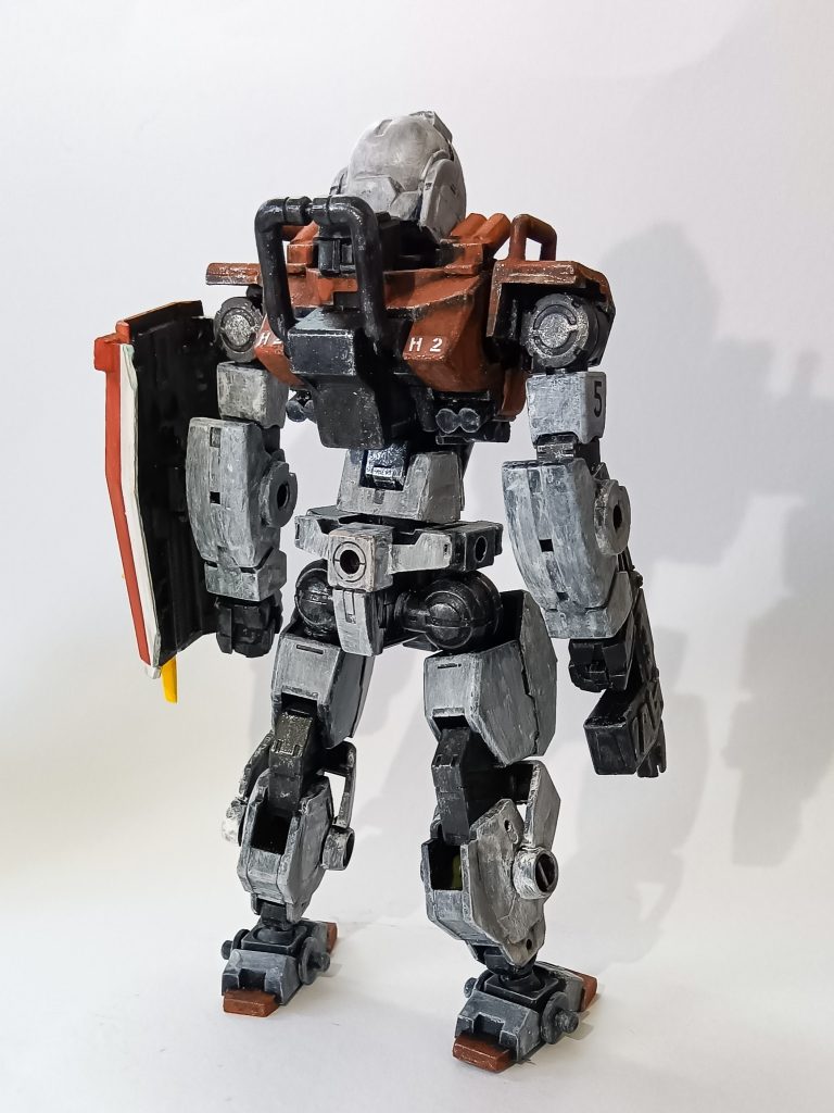 背面。地上戦仕様なのでスラスターは無し。代わりにスモークディスチャージャーを搭載。