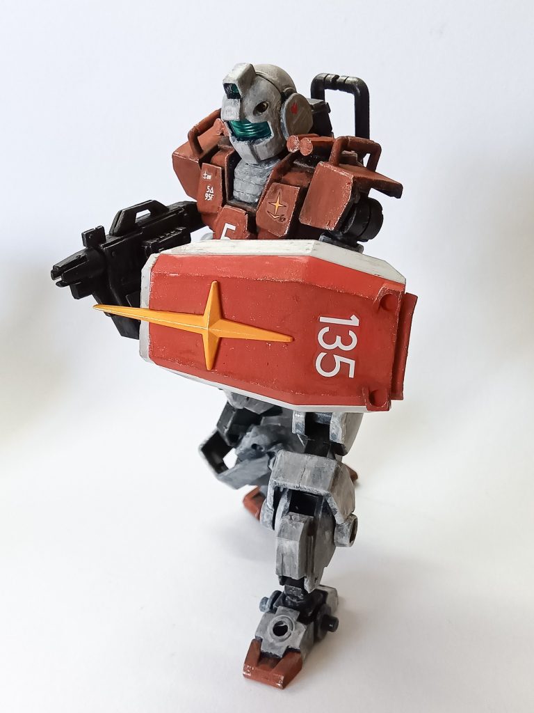 武器を構えて。シールドはジムのものを小型化。黄色のパーツはスパイクと想定。