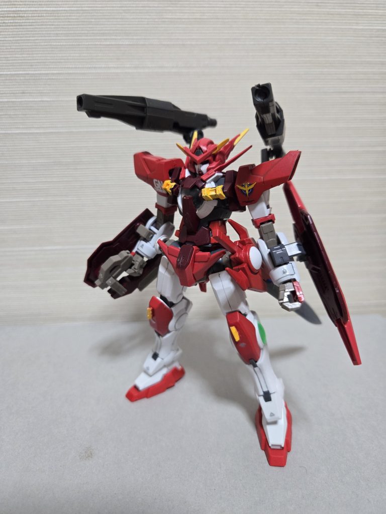 正面からのショットエクシアとアストレアをミキシング及びリペイントしました。また、余ったアンテナ系統を切断・塗装し頭部と膝に接続しています。