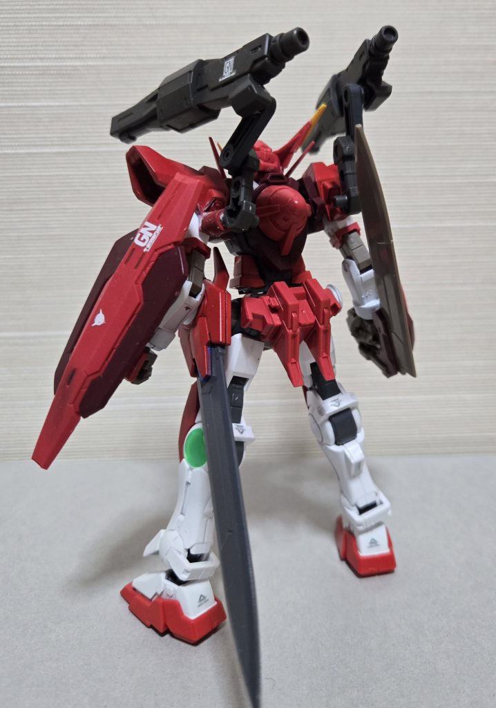 背部からのショットもともとビームサーベルの接続だった部分を潰し、キャノンを接続できるようにしています。キャノンは鉄血系のオプションパーツに入っていたものを装備しています。