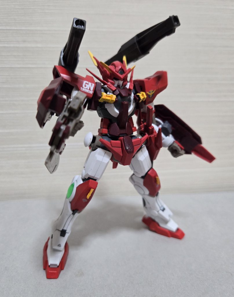 ライフルを構えての射撃ポーズ