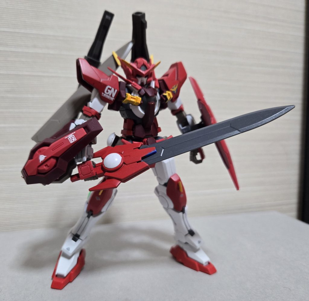 そしてGNソードRを構えこちらはアメイジングエクシアのものをリペイントしました。