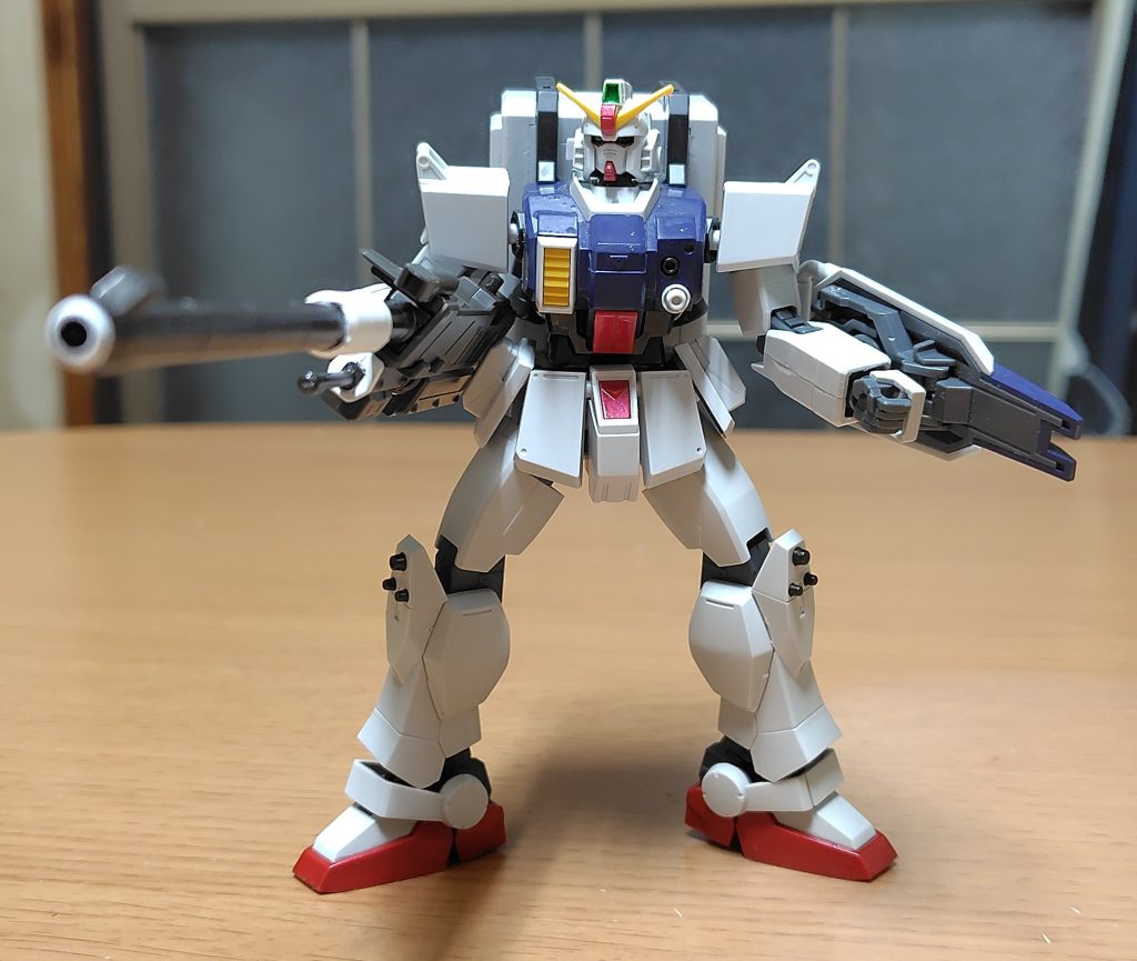 ガンダムバルバトスが装備してた滑腔砲を装備。背部バックパックのマニピュレーターが無く、そのまま保持です。