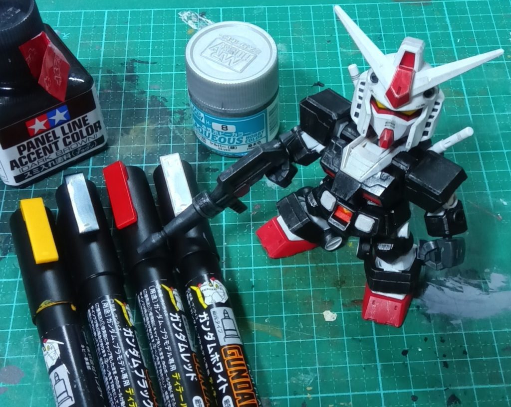 今回、ガンダムマーカーの部分塗装と墨入れ、銀でドライブラシを行いました。ぱぱっと済んだわりにはそこそこそれっぽくなったかな？